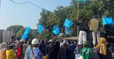 Unjuk rasa puluhan nelayan bersama warga kecamatan Bojonegara geruduk PT Gandasari Energi