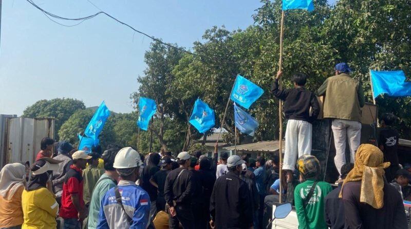 Unjuk rasa puluhan nelayan bersama warga kecamatan Bojonegara geruduk PT Gandasari Energi