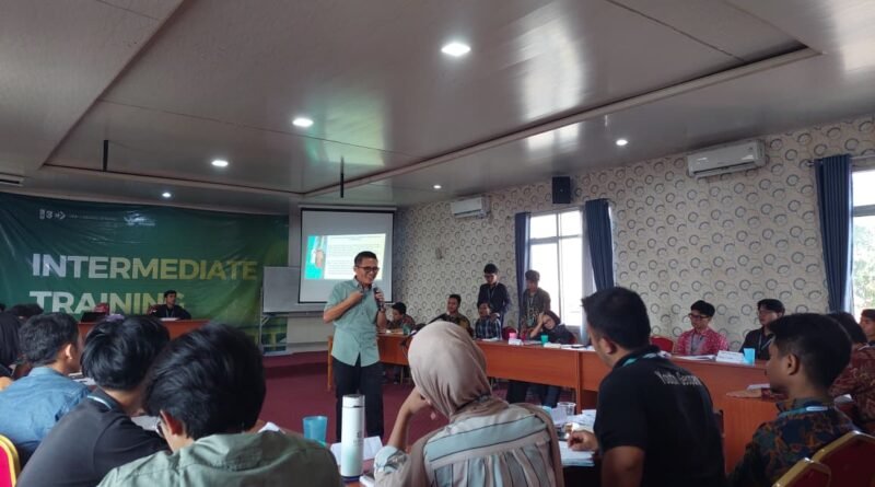 Anggota Bawaslu Provinsi Banten, Badrul Munir, menjadi narasumber dalam kegiatan Latihan Kader II (LK II)
