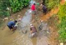 Aksi Nyata Lingkungan, KKN 16 UIN SMH Banten dan Warga Kampung Muhara Gotong Royong Bersihkan Kali