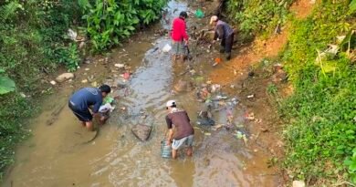 Aksi Nyata Lingkungan, KKN 16 UIN SMH Banten dan Warga Kampung Muhara Gotong Royong Bersihkan Kali