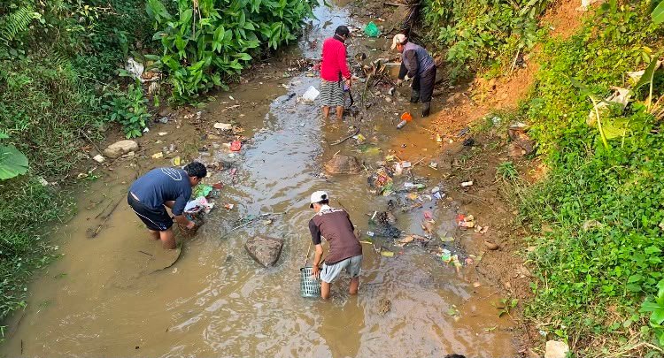 Aksi Nyata Lingkungan, KKN 16 UIN SMH Banten dan Warga Kampung Muhara Gotong Royong Bersihkan Kali
