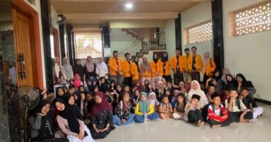 Foto bersama remaja Islam Masjid/RISMA dan mahasiswa Kuliah Kerja Mahasiswa / KKM Kelompok 17 Universitas Primagraha