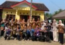 Pererat Silaturahmi dan Dedikasi Pendidikan, Mahasiswa KKN Kelompok 16 UIN SMH Banten Ikuti Upacara Bendera di SDN 1 Cirinten.