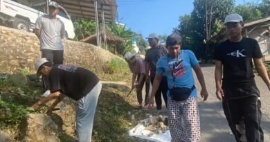 Pererat Silaturahmi, Mahasiswa KKN Kelompok 16 UIN SMH Banten Gelar Aksih Gotong Royong Bersihkan Kampung Muhara