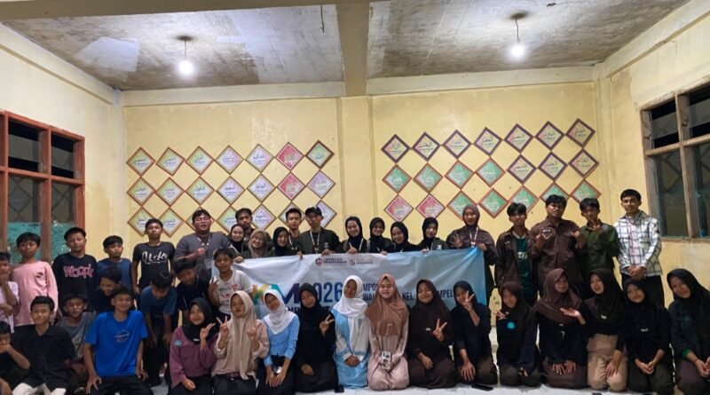 Foto bersama mahasiswa Kuliah Kerja Mahasiswa (KKM) Kelompok 17 Universitas Primagraha (UPG) Walantaka
