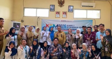 Foto bersama mahasiswa Kuliah Kerja Mahasiswa (KKM) Kelompok 17 Universitas Primagraha (UPG) Walantaka