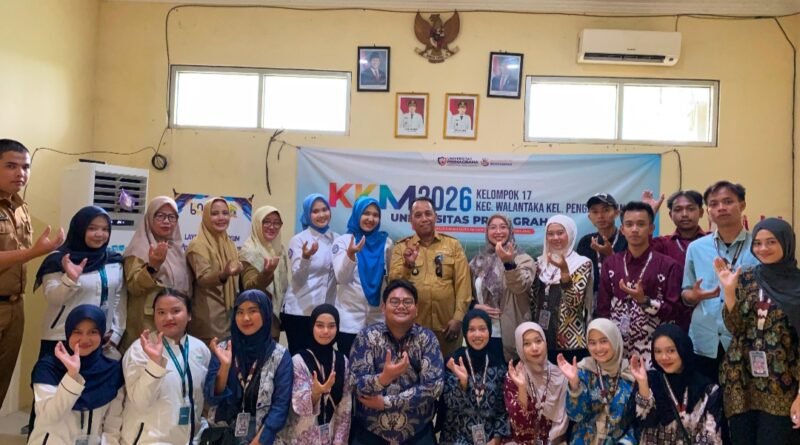 Foto bersama mahasiswa Kuliah Kerja Mahasiswa (KKM) Kelompok 17 Universitas Primagraha (UPG) Walantaka