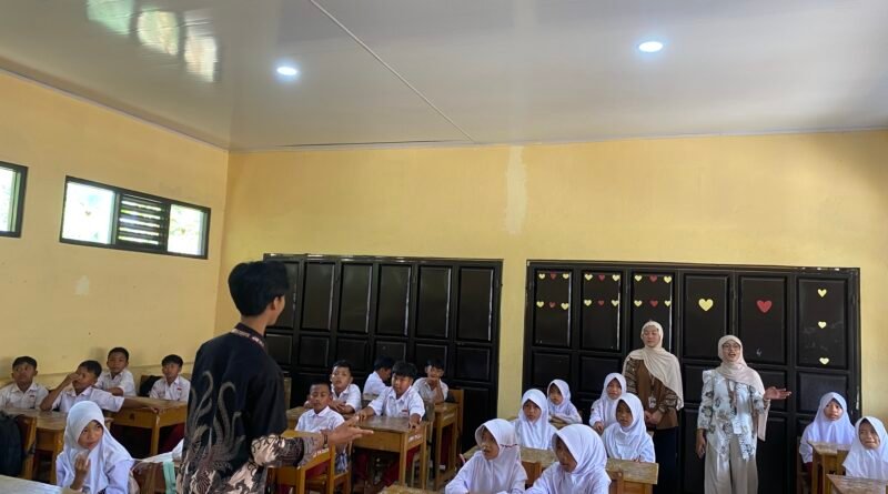 Antusiasme Siswa SDN 1 Cirinten Sambut Kedatangan Mahasiswa KKN Kelompok 16 UIN SMH Banten