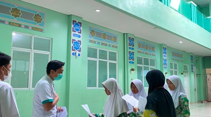 Mahasiswa PLP Integratif Kelompok 41 Dampingi Pemeriksaan Kesehatan Siswa di SDIT Widya Cendekia Kota Serang