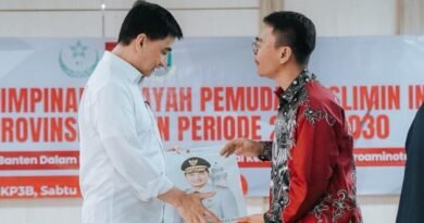 Ervin Suryono Ketua Umum Pemuda Muslimin Banten berfoto bersama Wakil Gubernur Banten Dimyati