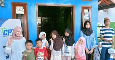 Foto bersama seusai santunan Direktur PT Cahaya Putra Teknik, Ibu Nuy anak yatim-piatu