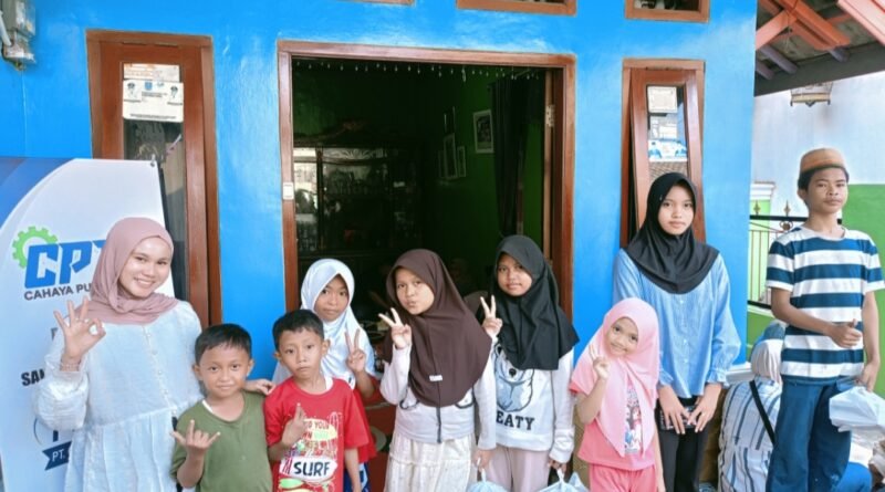 Foto bersama seusai santunan Direktur PT Cahaya Putra Teknik, Ibu Nuy anak yatim-piatu