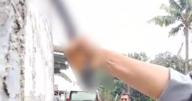 sekelompok orang datang dan disebut membawa golok