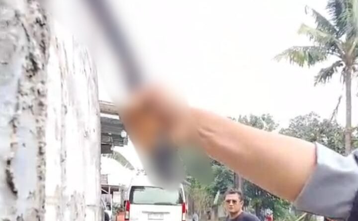 sekelompok orang datang dan disebut membawa golok