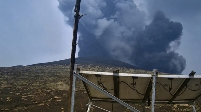 laporan Pusat Vulkanologi dan Mitigasi Bencana Geologi (PVMBG) Gunung Anak Krakatau mengalami dua kali erupsi
